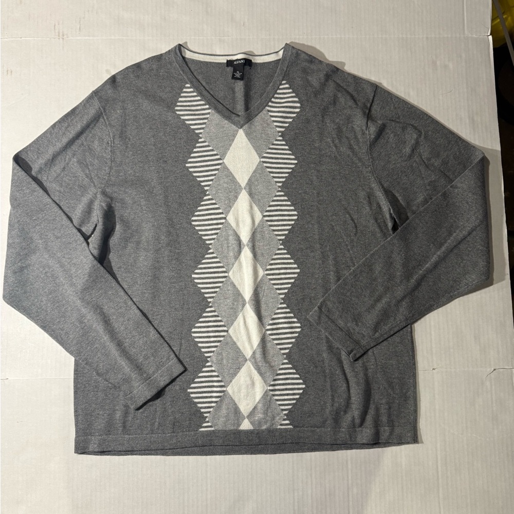 Alfani Gray and White Argyle long sleeve V-Neck Sweater size XL 100% cotton